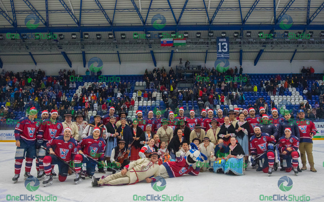 Popradskí hokejisti a folklórna skupina