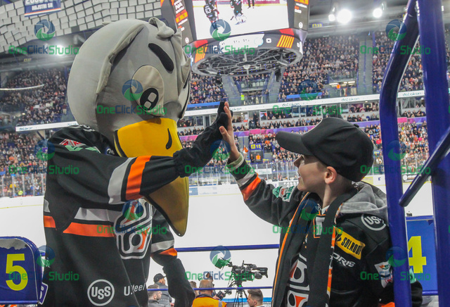 maskot vranka s fanúšikom